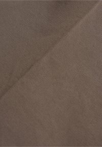 Hnědá tkanina s jemnou diagonální žíhající texturou a hladkým, rovnoměrným povrchem. Barva je bohatá a jednotná, ideální pro textil.