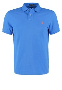 Polo Ralph Lauren azzurro medio da uomo, con maniche corte, due bottoni e piccolo logo ricamato rosso sul petto.