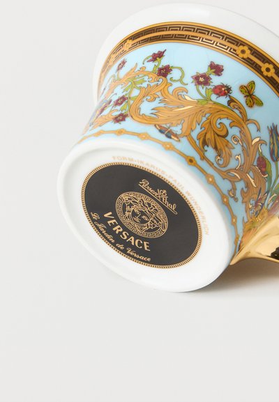 Πορσελάνινο φλυτζάνι με μπλε, χρυσά και floral σχέδια, χρυσή λαβή, εμφανίζοντας τα λογότυπα Versace και Rosenthal στον πάτο.
