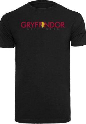 Czarny t-shirt bawełniany z napisem "GRYFFINDOR" w kolorze czerwonym oraz złotą grafiką lwa, okrągły dekolt i krótkie rękawy. Prosty design i solidna tekstura materiału.