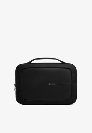 Bolsa para portátil negra con un exterior texturizado, asa superior y cierre con cremallera. Presenta un diseño minimalista con un sutil acento plateado.