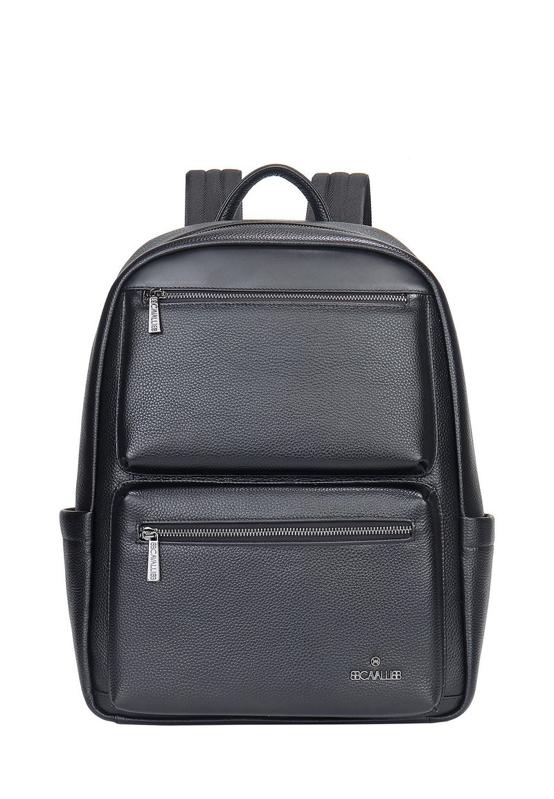 Zaino in pelle nera con due tasche frontali con cerniera, finitura testurizzata, spallacci imbottiti e manico superiore. Logo esposto sul davanti.