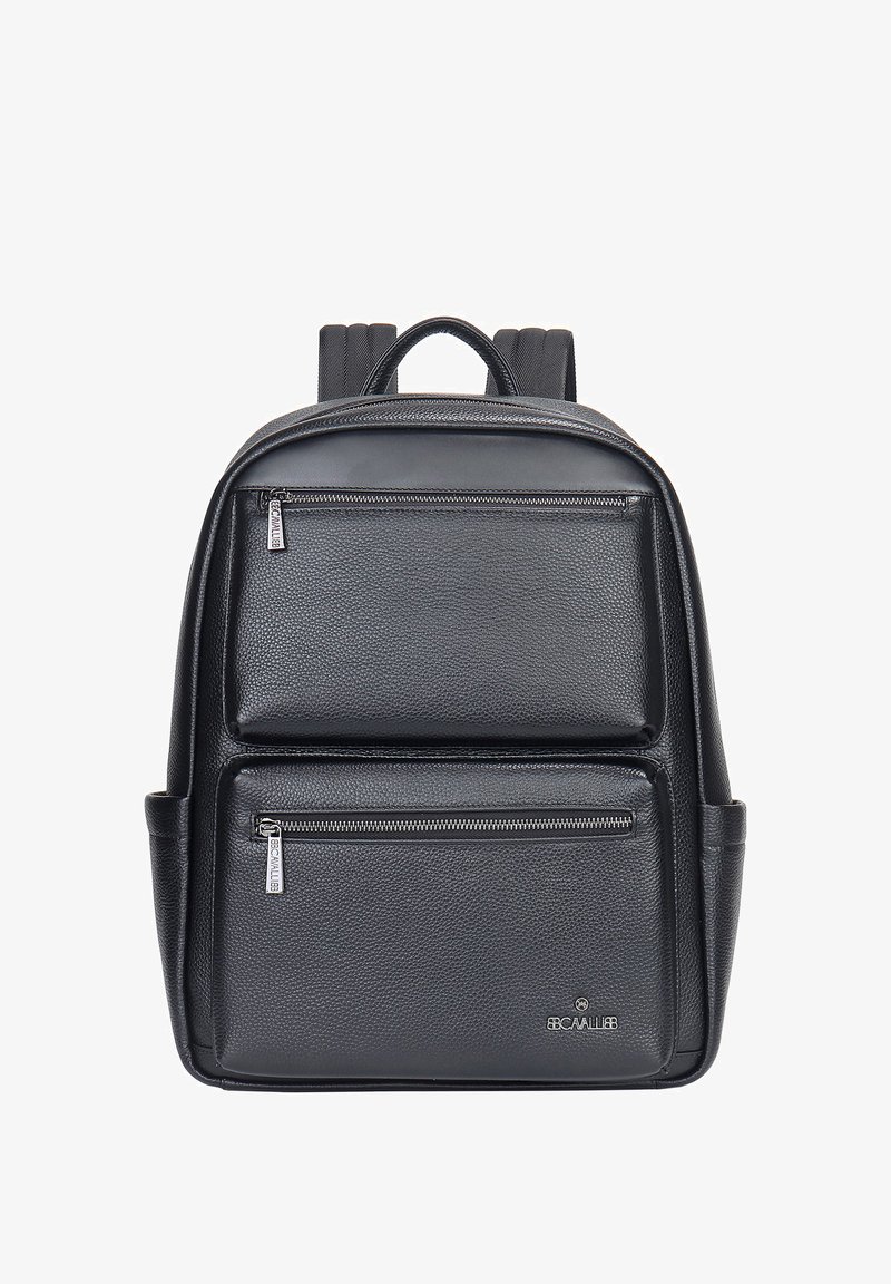 Zwarte leren rugzak met twee voorzakken met rits, een gestructureerde afwerking, gevoerde schouderbanden en een handvat aan de bovenkant. Logo op de voorkant weergegeven.