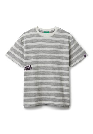 Grijs en witte gestreepte t-shirt met korte mouwen, ronde halslijn en paarse grafische tekst op de voorkant. Gemaakt van zachte katoen.