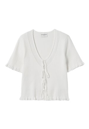 Top blanco de punto con mangas cortas y acampanadas, escote en V profundo y cintura ceñida con lazos decorativos. Patrón de costilla texturizada.
