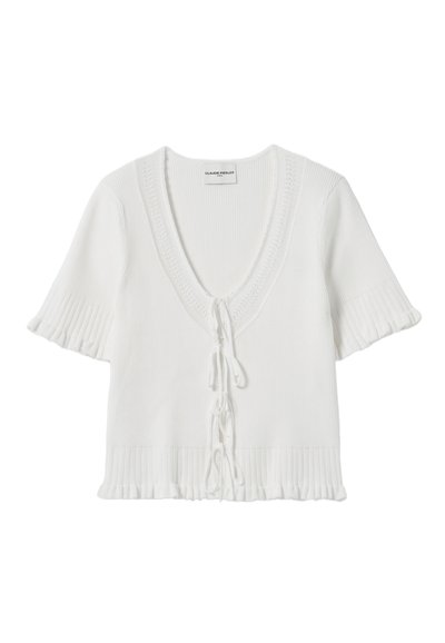 Top bianco lavorato a maglia con maniche corte a volant, scollatura a V profonda e vita arricciata con lacci decorativi. Pattern a coste testurizzato.