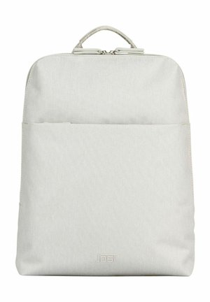 Sac à dos rectangulaire gris clair avec poignée supérieure, poche zippée à l'avant et logo de la marque "JOST" situé en bas au centre.