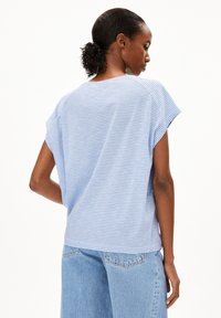 Gestreepte korte mouwen top in lichtblauw en wit, met een relaxte pasvorm en zachte textuur. Minimalistisch ontwerp met een ronde hals.