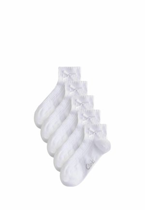 Fünf Paar weiße Knöchelsocken mit gerippter Textur und kleinen dekorativen Schleifen an den Bündchen, fächerförmig angeordnet.