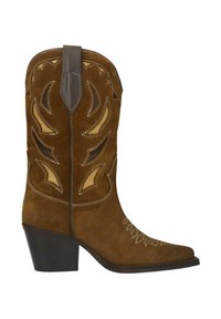 Botte de cowboy en daim marron avec des motifs découpés, bout pointu et talon empilé. Des accents de couture blanche ajoutent des détails au design.