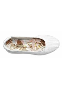 Weiße Slipper mit strukturiertem Obermaterial, ausgestattet mit einer floral gemusterten Innensohle in sanften Tönen von Rosa und Gold. Glatter, abgerundeter Zehenbereich.