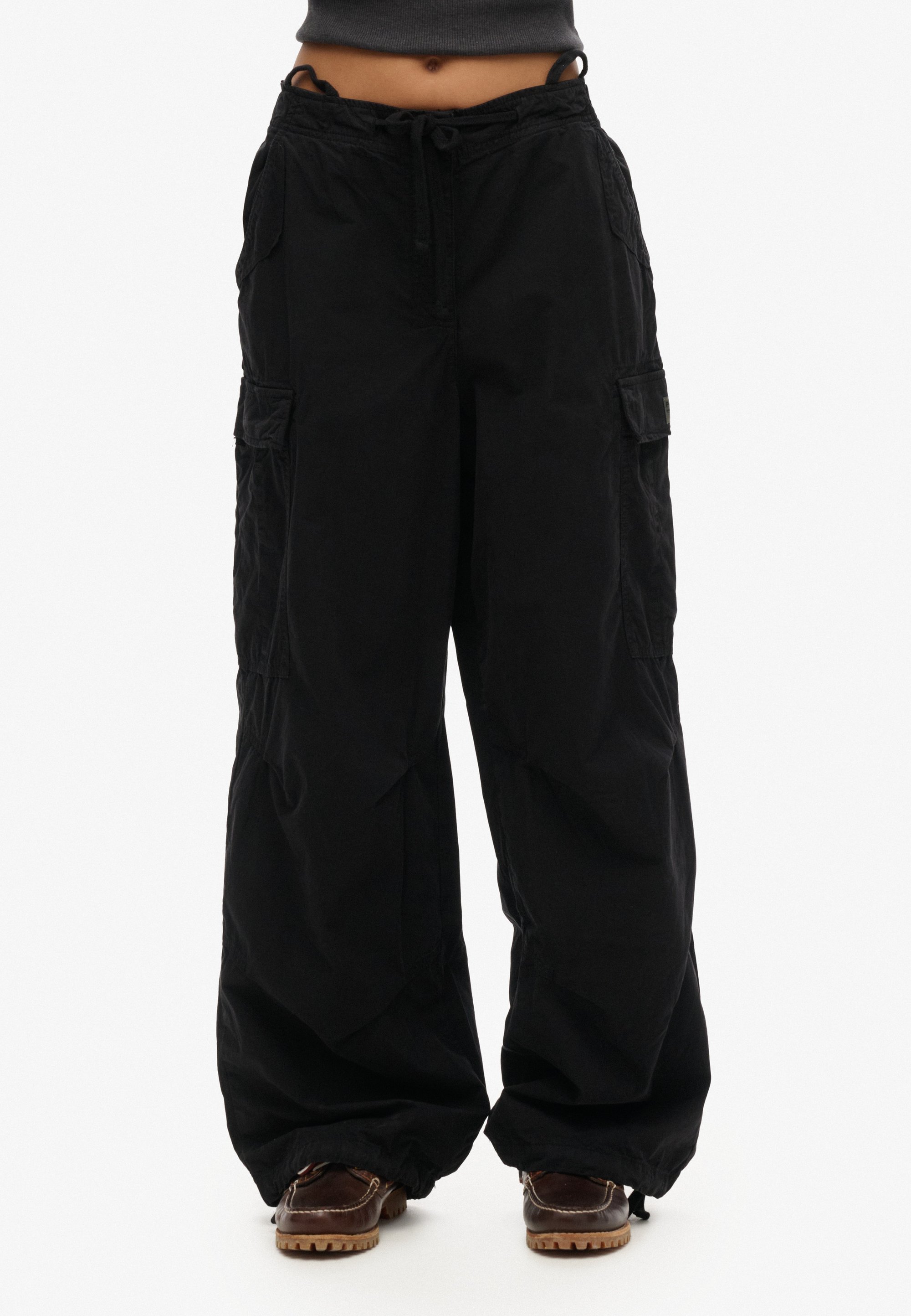 Superdry & Co BAGGY PARACHUTE - Pantalon cargo - black/noir