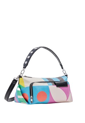 Sac à main rectangulaire coloré avec motifs géométriques, poche avant zippée, bandoulière noire réglable et poignée noire avec gros clous argentés.