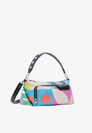 Sac à main rectangulaire coloré avec motifs géométriques, poche avant zippée, bandoulière noire réglable et poignée noire avec gros clous argentés.