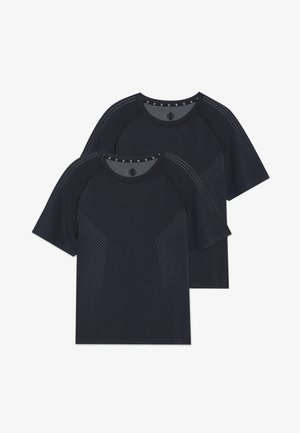 Két rövid ujjú, tengerészkék sportpóló, sima anyagból készült, hálós betétekkel és kerek nyakkivágással, apró perforációkkal.