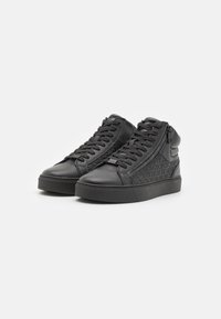 Sneaker alte nere in pelle liscia, con un motivo testurizzato, chiusura con lacci e dettagli con cerniera laterale. Suola in gomma spessa.