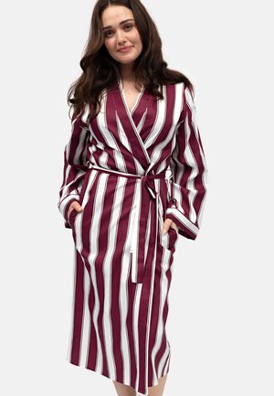 Robe portefeuille rayée bordeaux et blanche avec des manches longues, une ceinture et des poches latérales ; tissu lisse avec une finition satinée.