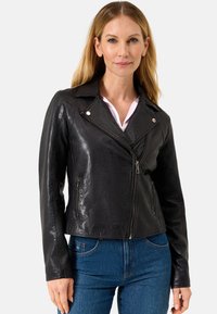 Zwarte leren motorjack met asymmetrische ritssluiting, puntige kraag, zijzakken en een getailleerd silhouet. Zachte, textuurafwerking.