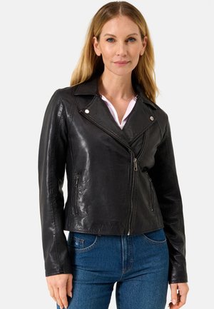 Giacca da moto in pelle nera con zip asimmetrica, colletto a punta, tasche laterali e silhouette aderente. Rifinitura morbida e strutturata.