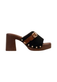 Sandale à plateforme marron avec talon épais, empeigne noire, clous dorés tout le long de la base et bride marron réglable avec boucle sur le dessus.