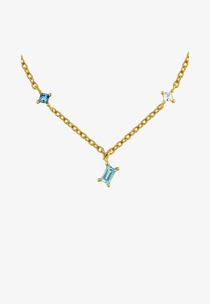 Collar de cadena de oro con tres piedras preciosas: una piedra en corte esmeralda de color azul claro, una piedra redonda de color azul oscuro y una piedra clara, todas engastadas de manera única.