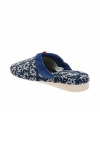 Zapatillas florales azul marino con un suave puño de felpa y parte superior de tela texturizada. Suela de goma blanca con ligera elevación. Botón de acento rojo.
