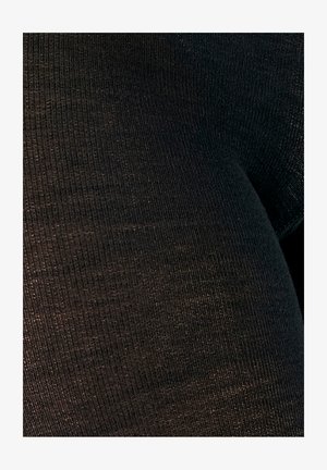 Leggings neri con una texture a coste, caratterizzati da una vestibilità aderente e un tessuto liscio ed elastico per comfort e flessibilità. Nessun motivo visibile.