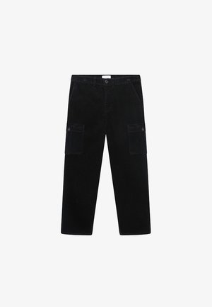 Crne korduroj hlače s udobnim krojem, dva bočna džepa i dugme zatvaranje. Imaju teksturiranu završnu obradu i ravne nogavice.