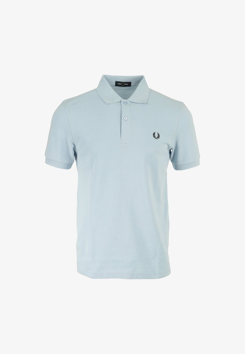 Polo shirt bleu clair en coton, avec une patte de boutonnage à deux boutons, des manches courtes, et un logo noir brodé sur la poitrine gauche.