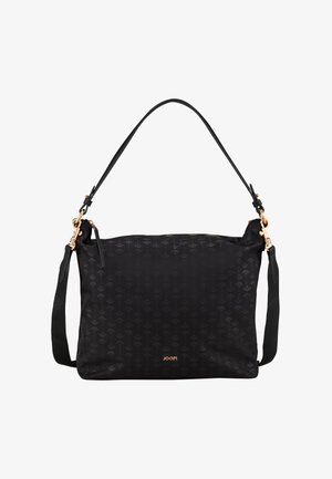 Czarna torebka na ramię wykonana z wzorzystego materiału, z zamkiem błyskawicznym, regulowanym paskiem oraz złotymi detalami. Widoczne logo marki.