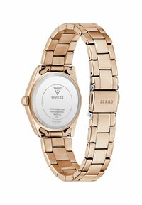 Reloj de pulsera dorado con caja de acero inoxidable, dial redondo y pulsera de eslabones. Presenta una parte trasera plateada con logo grabado y detalles.