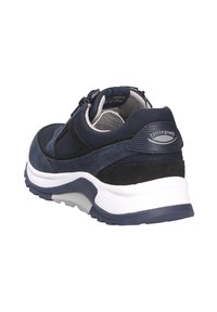 Sneaker blu navy con tomaia in suede e rete, intersuola bianca e suola in gomma testurizzata. Presenta una chiusura con zip e un accento con logo sul tallone.