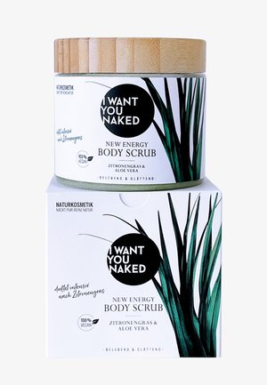 Body scrub krukke med bambuslåg mærket "I WANT YOU NAKED," med illustration af citrongræs og aloe vera, placeret på en matchende produktæske.