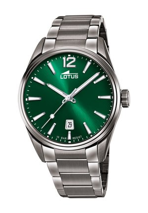 Montre-bracelet en métal argenté avec cadran vert, index blancs, affichage de la date à 6 heures, et logo "LOTUS" sous 12 heures.