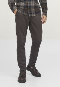 Jack & Jones JPSTMARCO JJDAVE NOOS - Chinot - seal brown