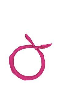 Fuchsia zijden haarband in een cirkelvorm, met knoopdetail en verlengde strik. Gladde textuur en een uniforme kleur.