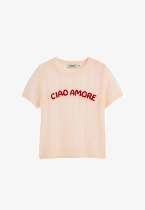 Pull à manches courtes rose clair avec le texte rouge « CIAO AMORE » sur la poitrine et un col rond.