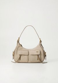 Beige semsket lærveske med en buet form, to frontlommer, gullfargede detaljer og en enkelt skulderstropp. Glatt tekstur.