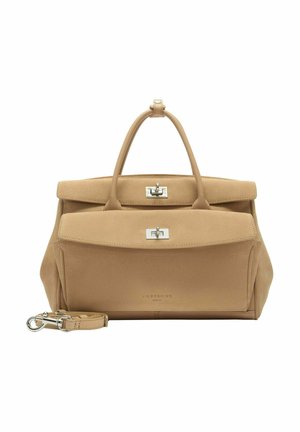 Bolso de ante beige con dos cierres giratorios plateados, doble asa, bolsillo frontal y correa de hombro desmontable colocada junto a él.