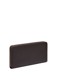 Portafoglio in pelle marrone con chiusura a zip, caratterizzato da una superficie liscia e forma rettangolare. Una cucitura dorata aggiunge dettagli lungo i bordi.
