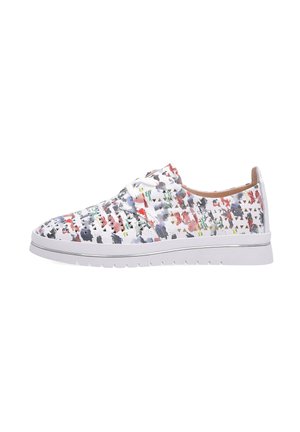 Witte lage sneaker met kleurrijk abstract patroon en driehoekige perforaties, witte zool en veterluiting.