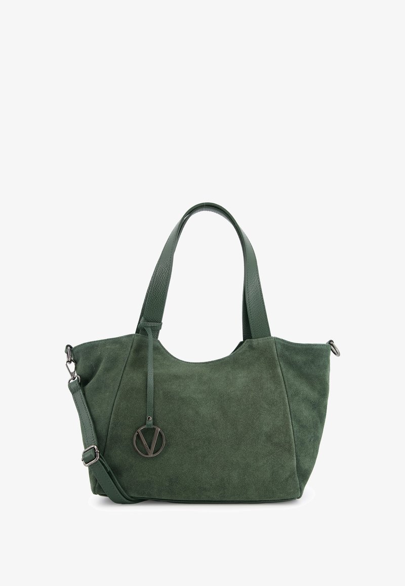 Groene suède tote bag met dubbele handvatten, een verstelbare schouderriem en een ronde logo-accent. Zachte textuur en gestructureerde vorm.