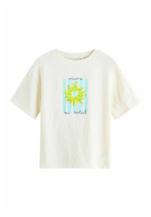 Weißes kurzärmliges T-Shirt mit blauen vertikalen Streifen, einer gelben Sonnengrafik und französischem Text auf der Vorderseite mit der Aufschrift "vivre au soleil".