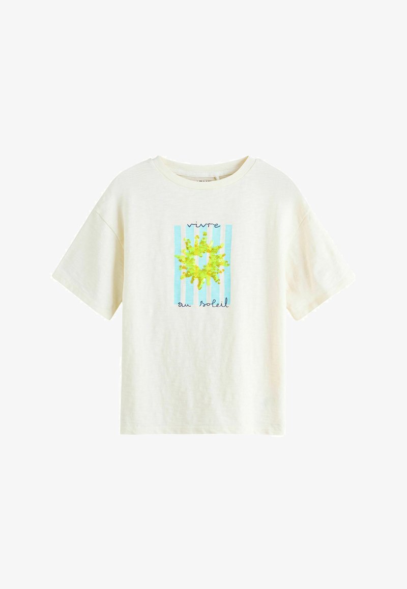 T-shirt blanc à manches courtes avec des rayures verticales bleues, un motif de soleil jaune et le texte français « vivre au soleil » sur le devant.