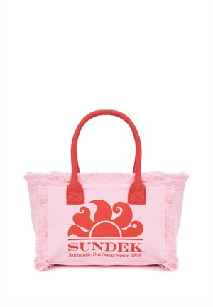 Borsa a tracolla rosa con manici rossi e bordi sfrangiati, con logo del sole rosso e scritta "SUNDEK Authentic Surfwear Since 1958" sul davanti.