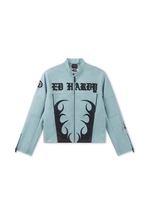 Jasnoniebieska kurtka Ed Hardy z czarnymi wzorami płomieni z przodu, logo na piersi, rękawy z zamkami błyskawicznymi i naszywki na ramionach.