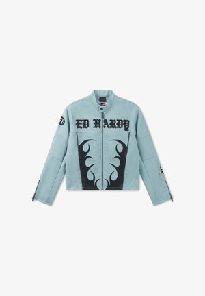 Jasnoniebieska kurtka Ed Hardy z czarnymi wzorami płomieni z przodu, logo na piersi, rękawy z zamkami błyskawicznymi i naszywki na ramionach.