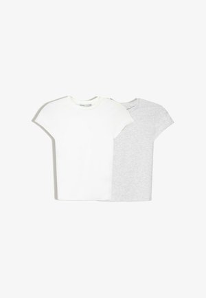 Zwei kurzärmelige T-Shirts: eines in Weiß, das andere in Hellgrau. Beide aus weicher Baumwolle mit klassischem Rundhalsausschnitt.