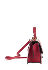 Borsa a tracolla in pelle rossa con texture, design strutturato, dettagli neri, manici corti e tracolla rimovibile.