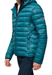 Tealfärgad pufferjacka med huva, kviltat mönster, frontdragkedja och sidofickor. Har en logotyp på vänster ärm.